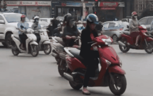 Ngao ngan nguoi phu nu dung xe giua duong, netizen tro tay khong kip-Hinh-9