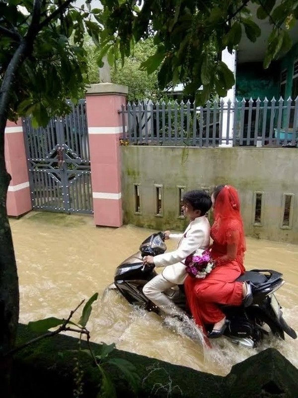 Dam cuoi mua lu, co dau chu re phai loi nuoc cuc hai huoc-Hinh-12