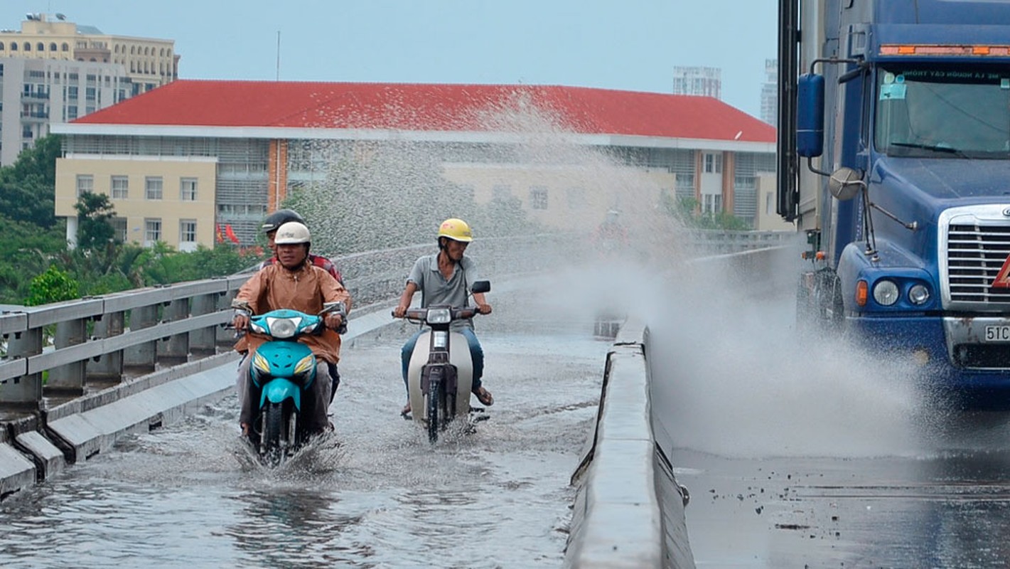 Duong ngap, tai xe tang ga tat nuoc nguoi di duong gay phan no-Hinh-10