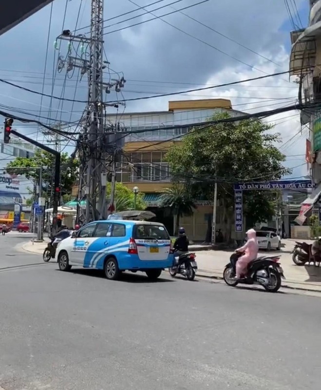 Chan ngan di xe cao, co gai co man dung do cuc hai huoc