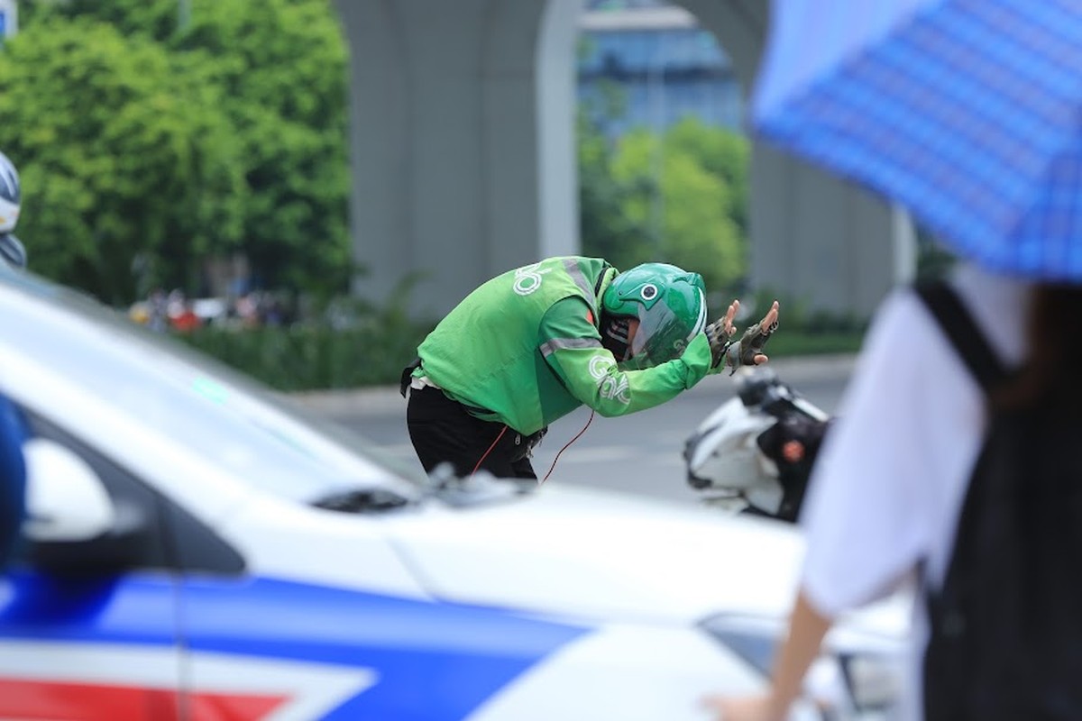 Ha Noi gio tan tam, tai xe cong nghe lam dieu 