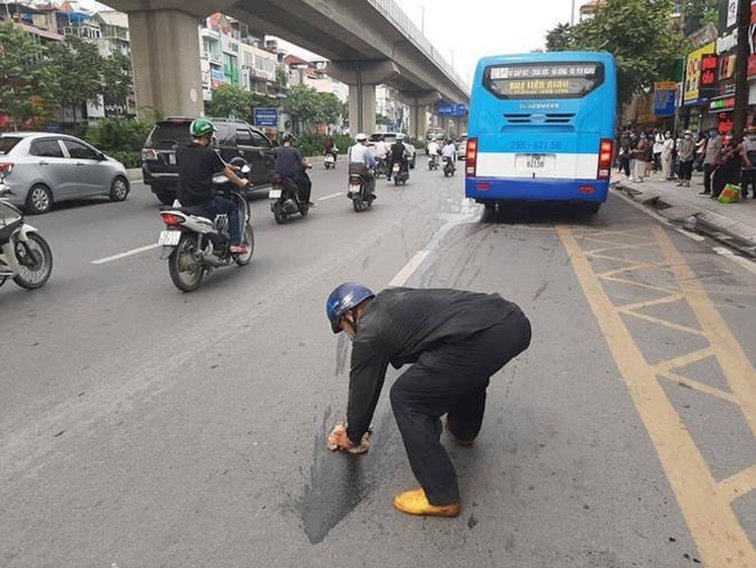 Am long clip nguoi di duong nhat giup anh shipper hang tram chiec banh-Hinh-7