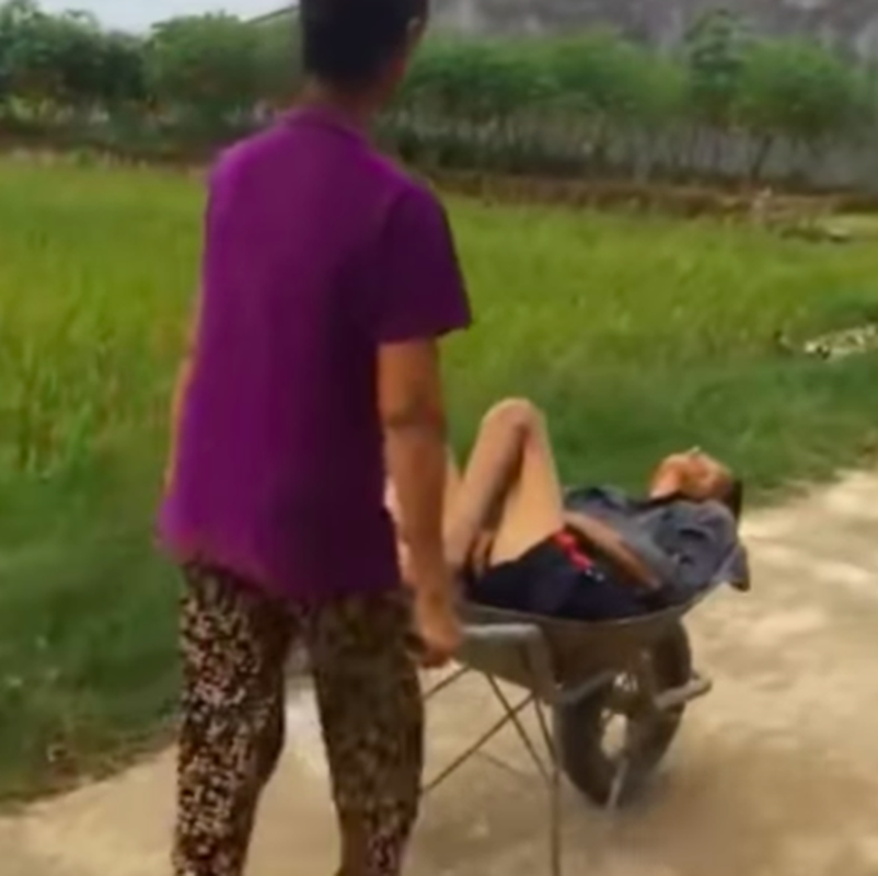 Ban nhau say ngat, thanh nien co cach ap tai sieu ba dao-Hinh-12