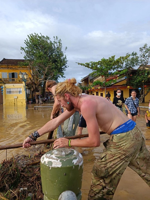 Du khach nuoc ngoai don rac sau bao Noru o Hoi An-Hinh-7