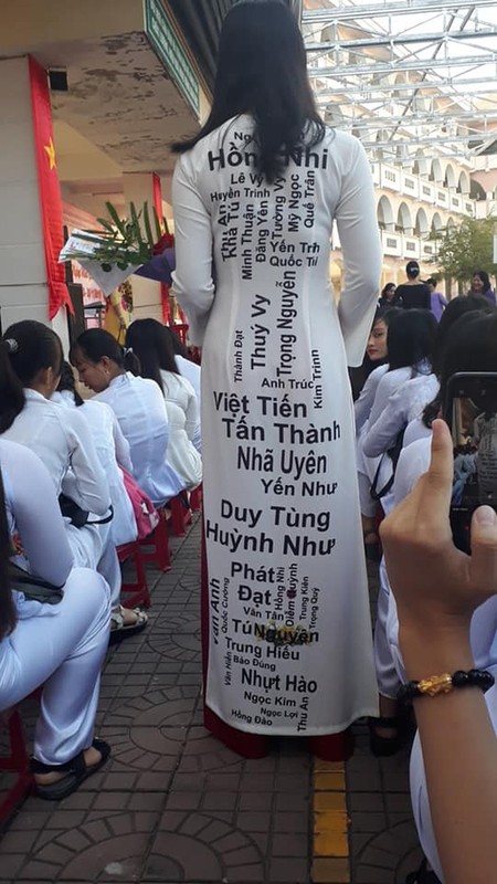 Mac ao dai doc la, dan co giao khien hoc tro “dung hinh“-Hinh-11