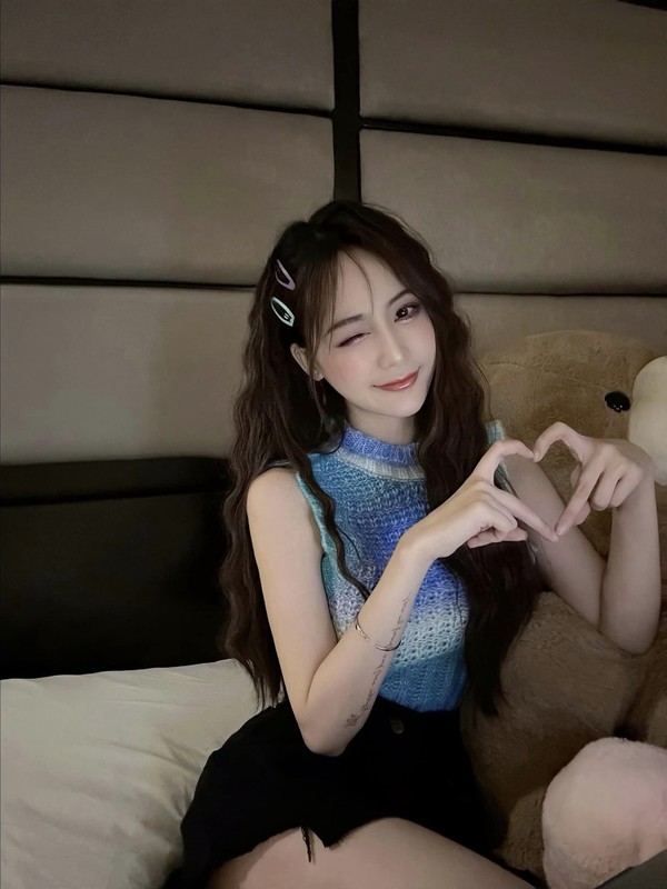 Theo style “than tien ty ty”, nu streamer lam xao xuyen moi con tim-Hinh-4