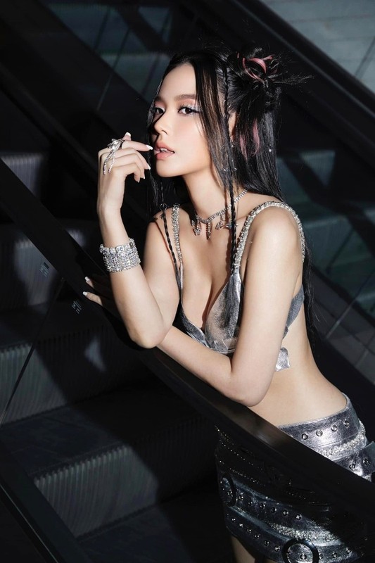 Het “ho tren khoet duoi”, hot girl Midu lai selfie lo mat la-Hinh-8