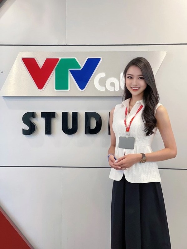 Nu MC chuyen gioi cua VTV dep nhu cong chua doi that