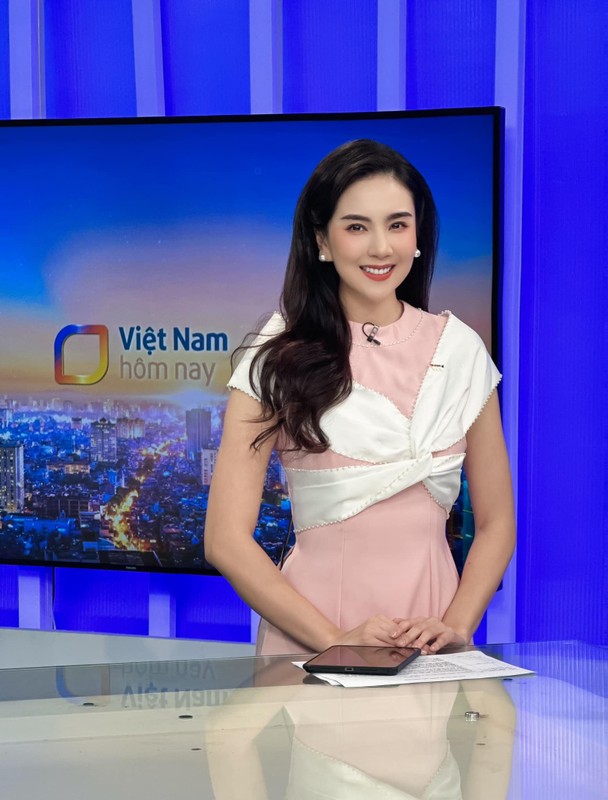 “Nu MC xinh nhat VTV” khoe da dep du thuong xuyen trang diem-Hinh-2