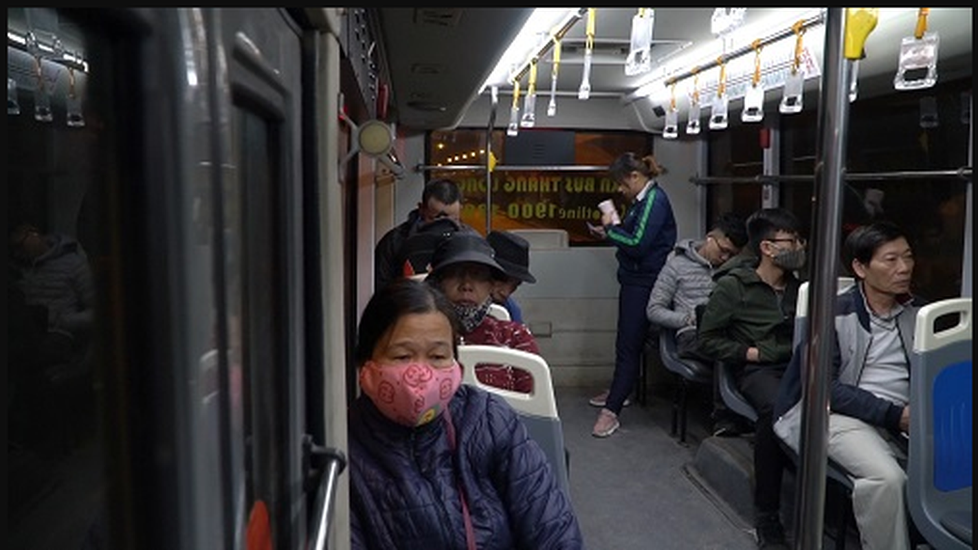 Co gai khong nhuong ghe tren xe buyt: Dung lam tuong la trach nhiem-Hinh-2