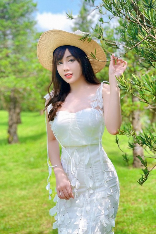 Nu giang vien tieng Phap me ao dai, mac nhu “dieu khac” duong cong-Hinh-11