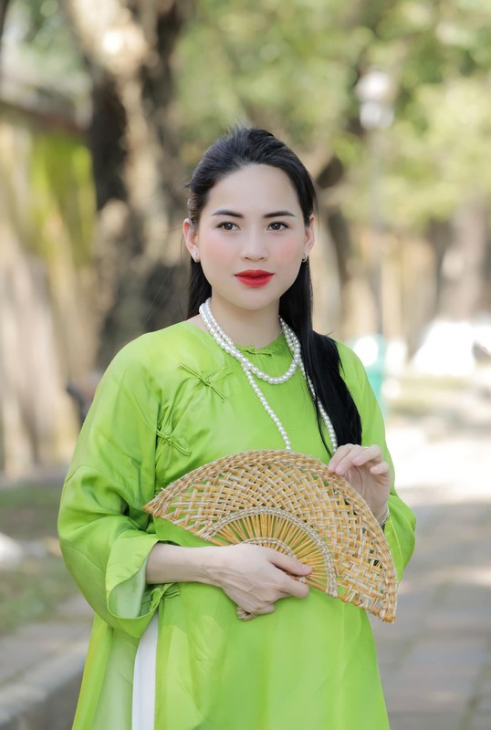 Vo Ha Linh tang me qua 8/3 “khung”, lo ky uc thiet thoi