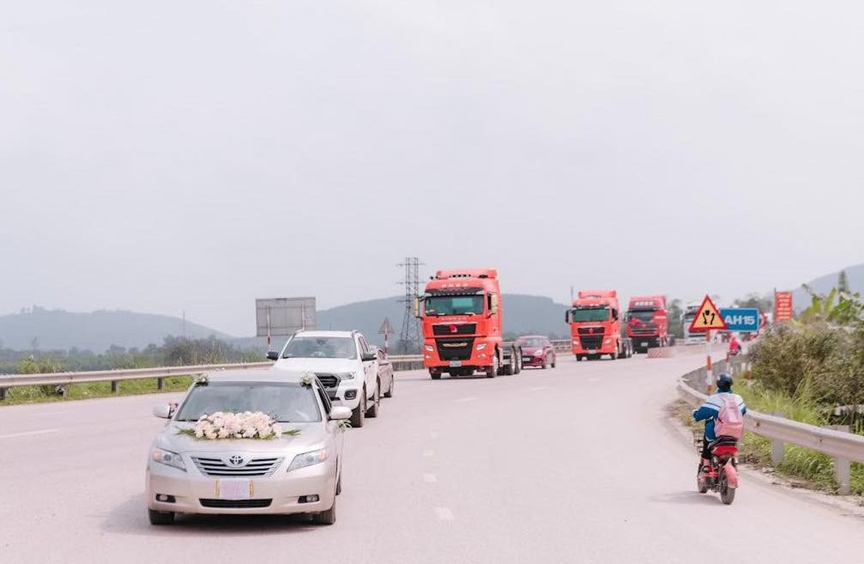 Dam cuoi ruoc dau bang xe tai khien nha gai “lac mat“-Hinh-2