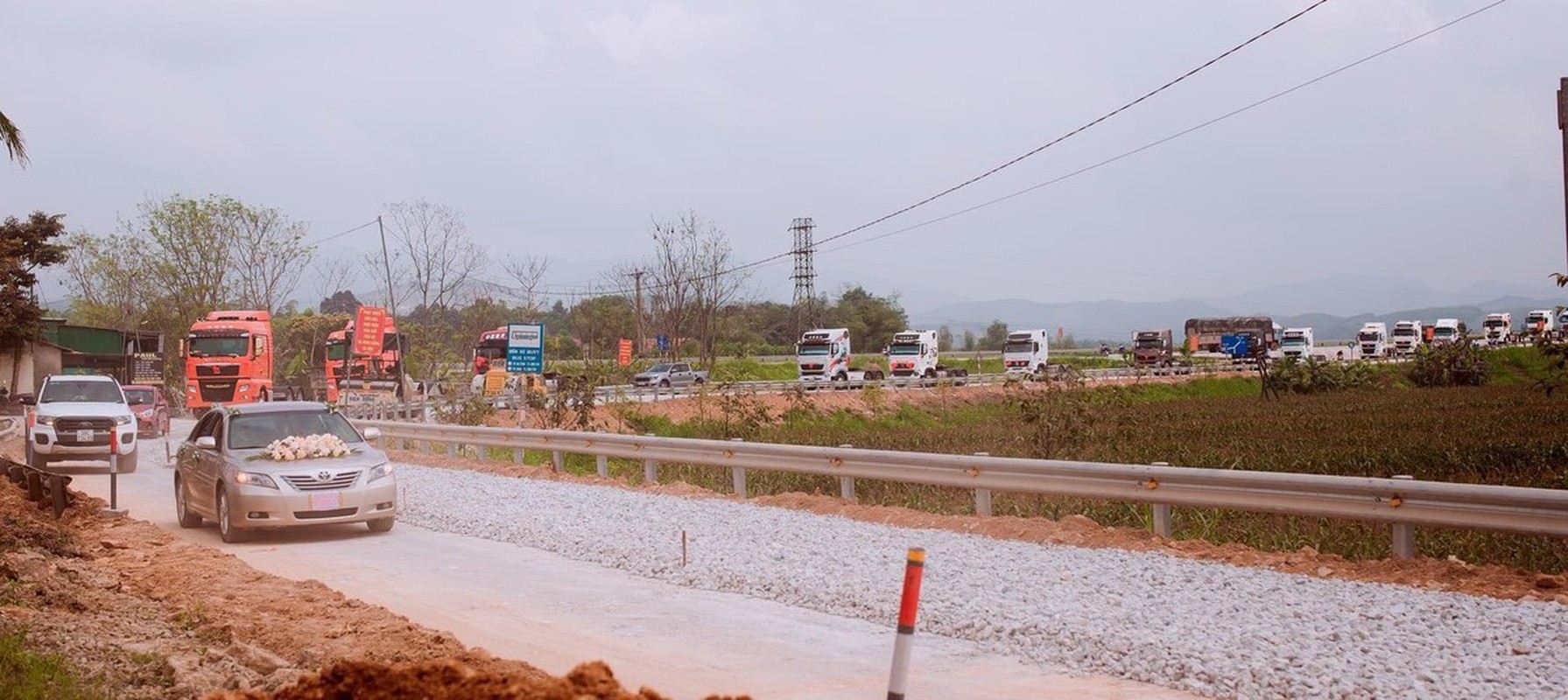 Dam cuoi ruoc dau bang xe tai khien nha gai “lac mat“-Hinh-3