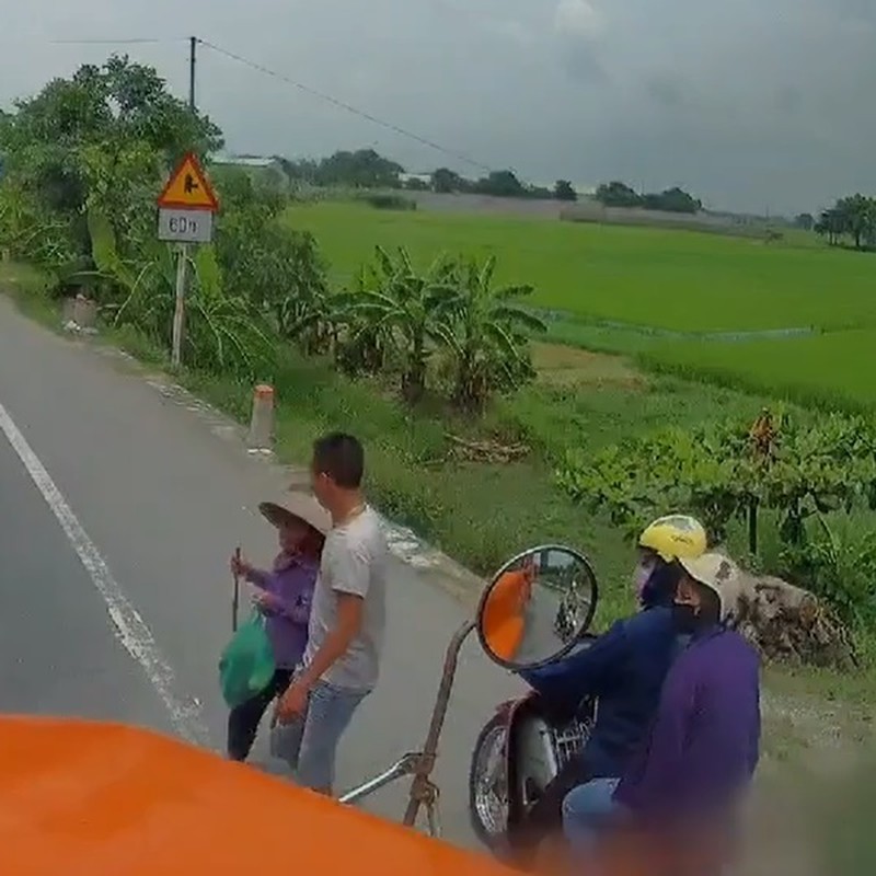 Co gai tre dat ba cu qua duong: Viec tot khap muon noi-Hinh-10