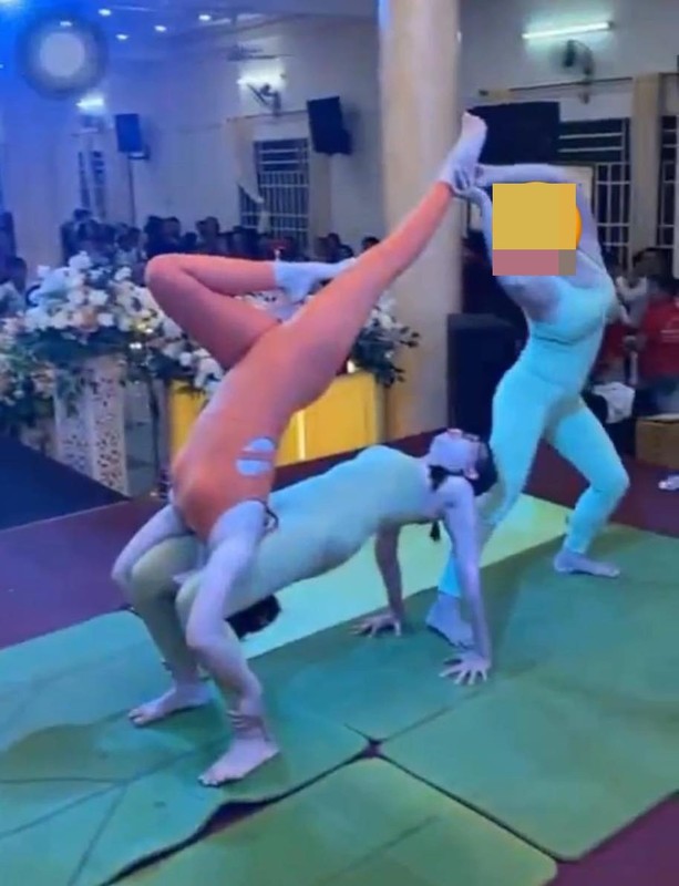 Ba nguoi phu nu dien yoga tren san khau tiec cuoi gay “nong mat“-Hinh-3