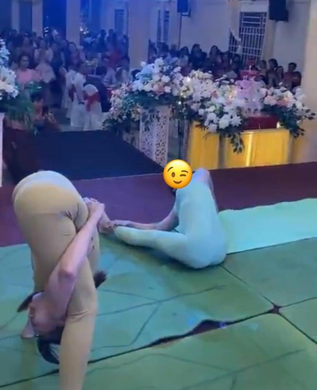 Ba nguoi phu nu dien yoga tren san khau tiec cuoi gay “nong mat“-Hinh-4