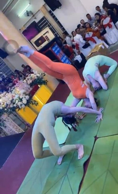 Ba nguoi phu nu dien yoga tren san khau tiec cuoi gay “nong mat“-Hinh-6