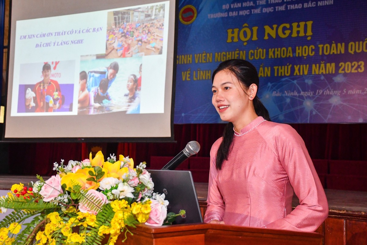 “Tieu tien ca” Anh Vien dien ao dai dep chuan con gai Viet-Hinh-3