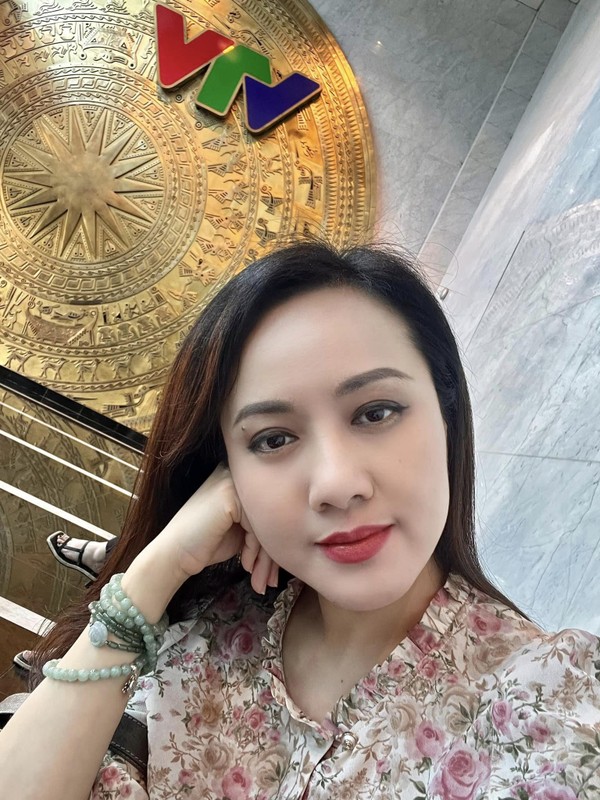 BTV Hoai Anh tao dang giua dam sen hut loi khen ngoi-Hinh-12