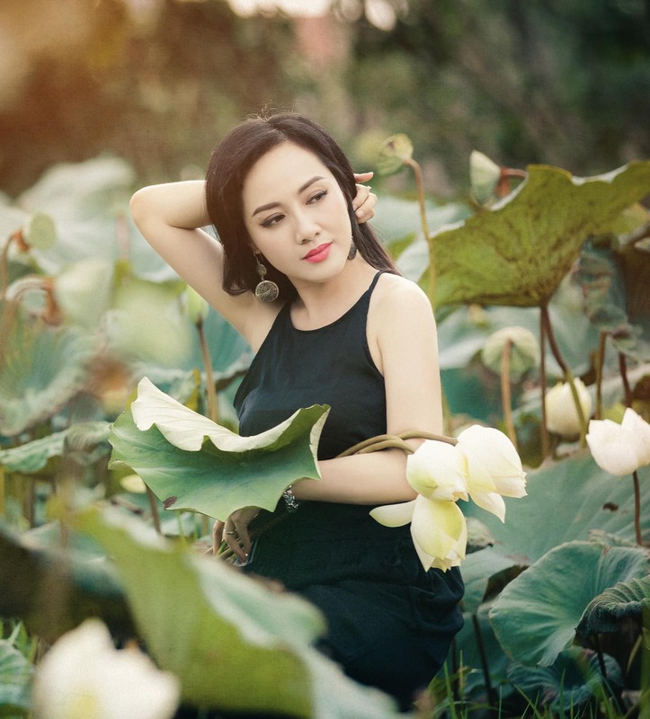 BTV Hoai Anh tao dang giua dam sen hut loi khen ngoi-Hinh-2