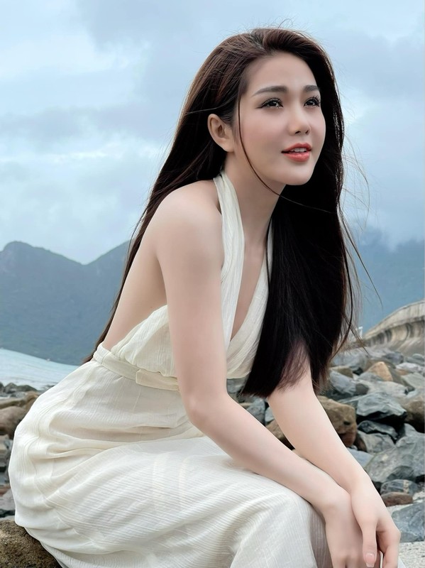 Phi Huyen Trang o an, co em gai hot girl noi tieng tro lai-Hinh-10