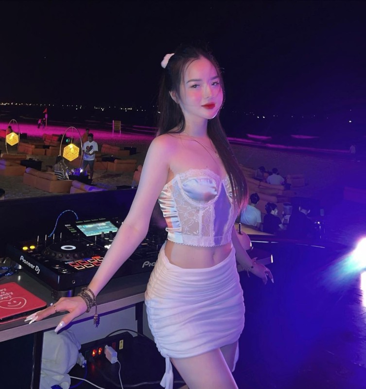 Hot girl DJ Sai thanh chuong mac goi cam o noi dong nguoi-Hinh-7