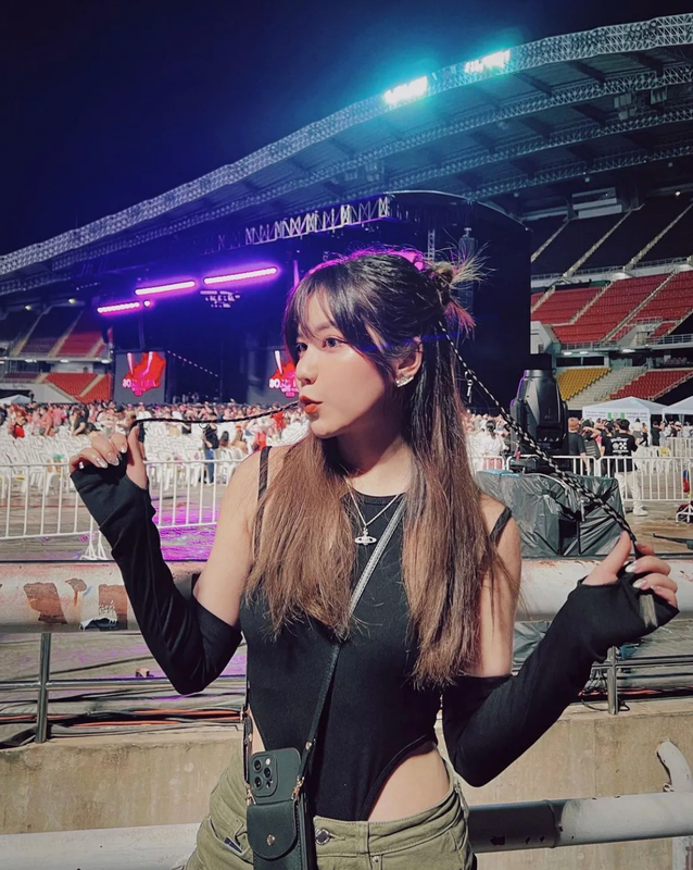 Dan trai xinh, gai dep dua nhau khoe vong tay truoc them concert BLACKPINK-Hinh-5