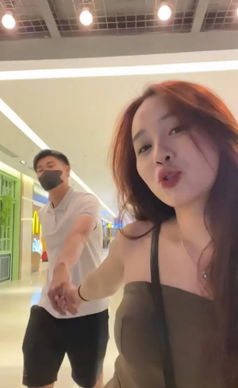 Nham Manh Dung va ban gai the hien tinh cam du chua cong khai-Hinh-7