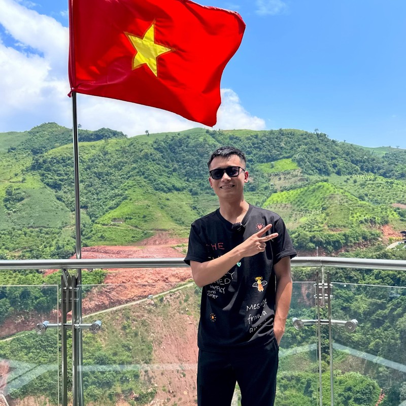 Quang Linh Vlogs lien  tuc  gap  van  den khi ve nuoc