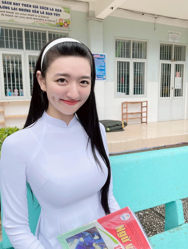 Gai xinh Viet lai 3 dong mau dien ao dai trang khoe duong cong-Hinh-3