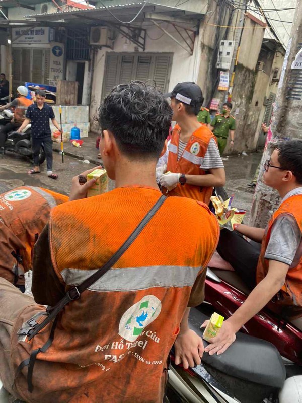 Chay chung cu mini o Ha Noi: Trang dem cung “thien than ao cam“-Hinh-6