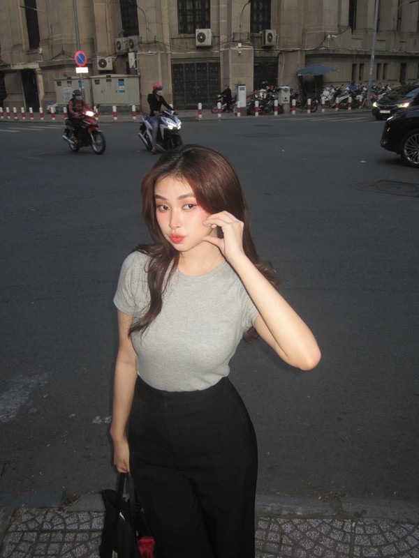 Gai xinh 2K me thoi trang co dien mac gi nhin cung quyen ru