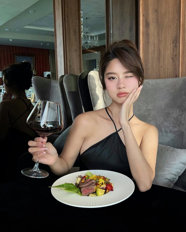 “Hot girl tap hoa” Han Hang dien vay yem di an toi gay me-Hinh-3