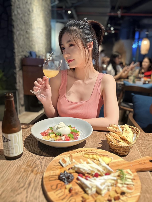 Nhan sac thang hang cua hot girl noi tieng khi vao vai “chi Hang“-Hinh-6