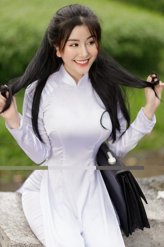 Noi tieng voi ao dai, 2 gai xinh cang cuon hut khi goi cam