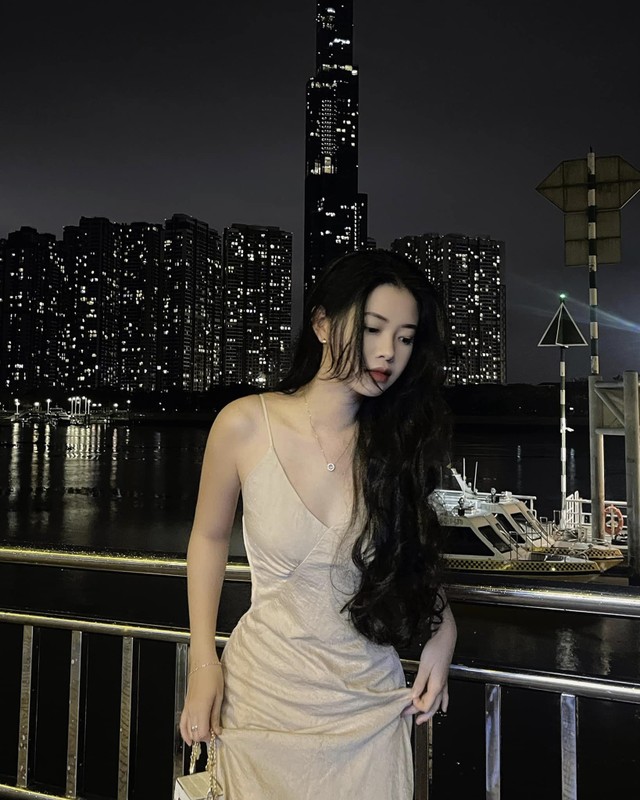 Hot girl ao dai trang “bien hinh” tao bao lam netizen ai ngai-Hinh-10