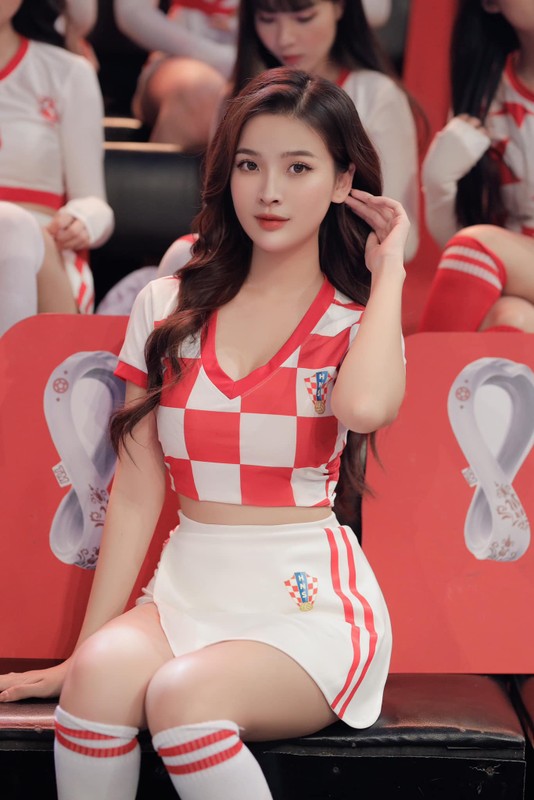 Hot girl Nong cung World Cup 2022 nhan sac thang hang hang ra sao?