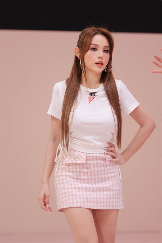 Than hinh sieu thuc cua Huyen Baby khien hoi chi em ghen ti-Hinh-2