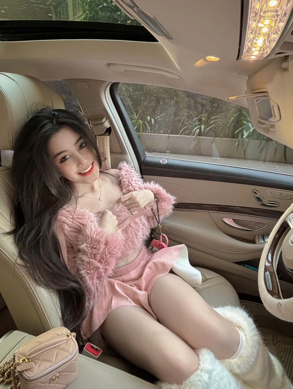 “Hot girl ao dai” Sai thanh dien vay ngan khoe dang trong xe hop-Hinh-4