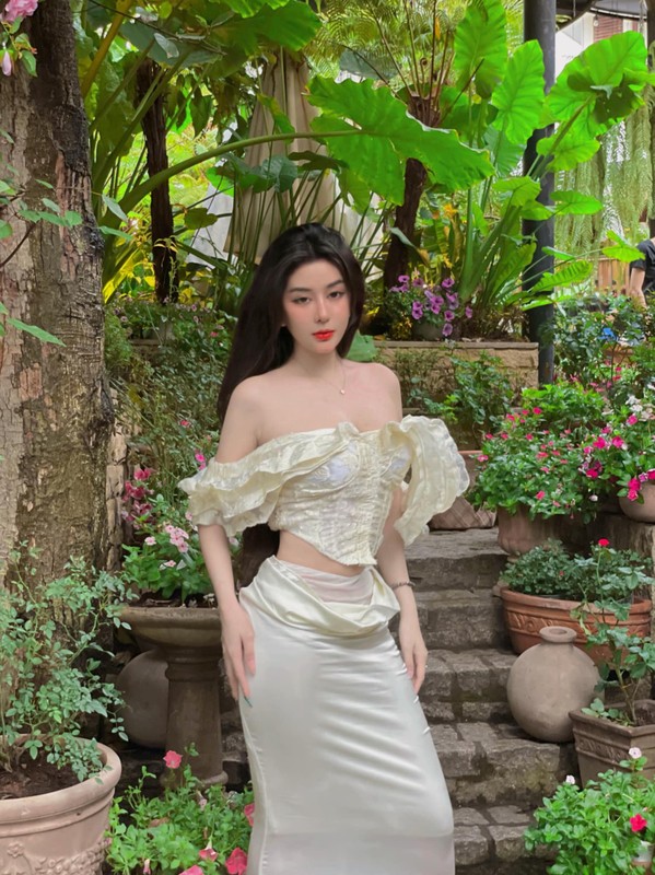 “Hot girl ao dai” Sai thanh dien vay ngan khoe dang trong xe hop-Hinh-5