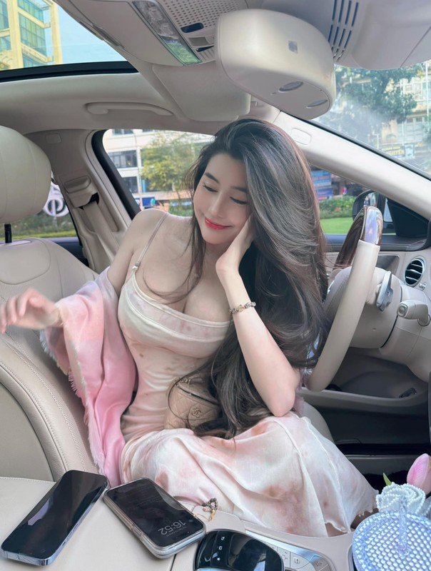 “Hot girl ao dai” Sai thanh dien vay ngan khoe dang trong xe hop-Hinh-7