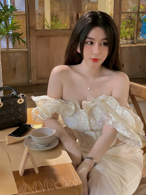 “Hot girl ao dai” Sai thanh dien vay ngan khoe dang trong xe hop