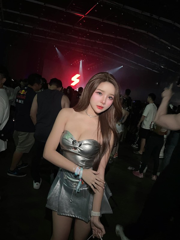Hot girl lai Thai – Sing so huu guong mat dep nhu tranh ve