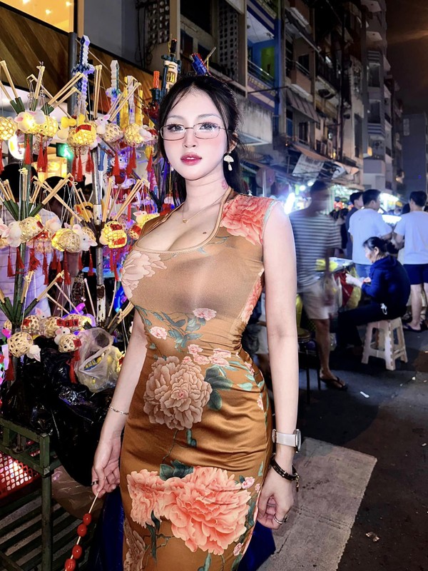 “Hot girl ao dai” vao vai cau thu, mac ao dau lo duong cong-Hinh-10