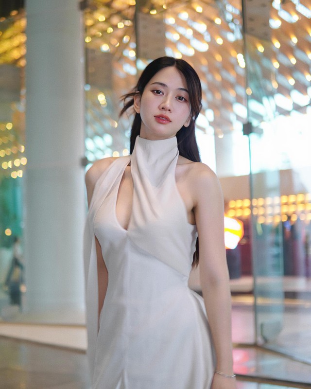 Khoe khoanh khac dien ao dai, Le Bong duoc khen dep nhu AI-Hinh-7