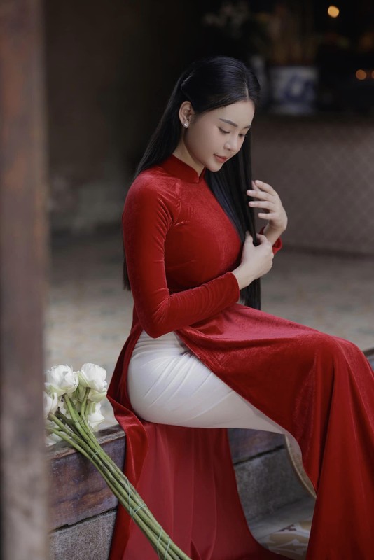 Dien ao dai do, nu gymer Phan Thiet khoe duong cong tuyet my-Hinh-2