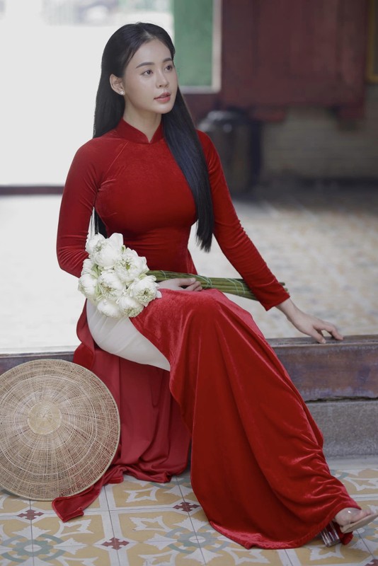 Dien ao dai do, nu gymer Phan Thiet khoe duong cong tuyet my-Hinh-7