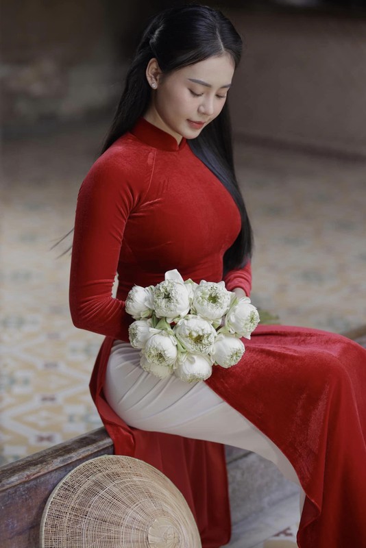 Dien ao dai do, nu gymer Phan Thiet khoe duong cong tuyet my-Hinh-9