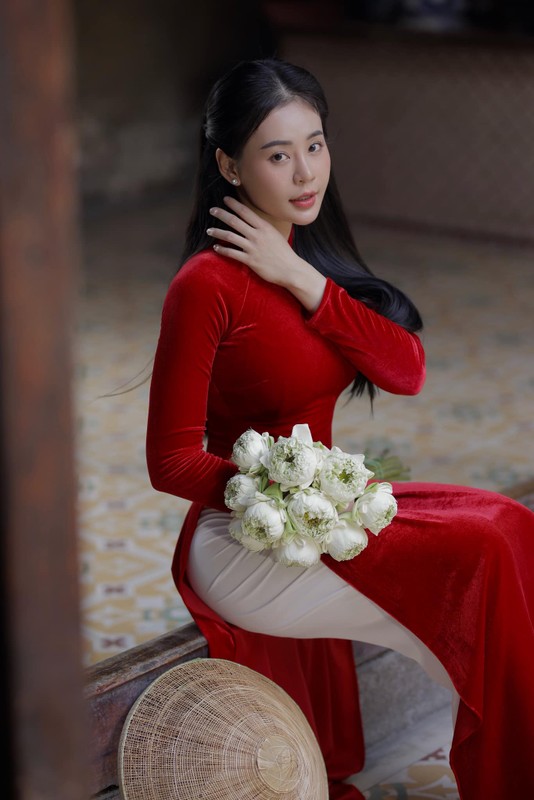 Dien ao dai do, nu gymer Phan Thiet khoe duong cong tuyet my